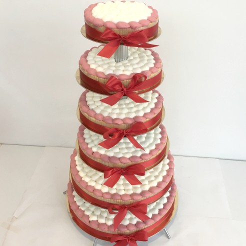 Gâteau à étages rouge